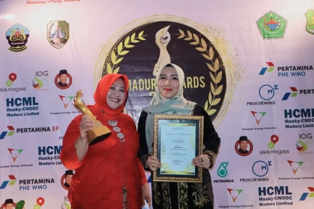 Ini Sosok Ning Lia Istifhama, Tokoh Perempuan Populer Madura Awards ...