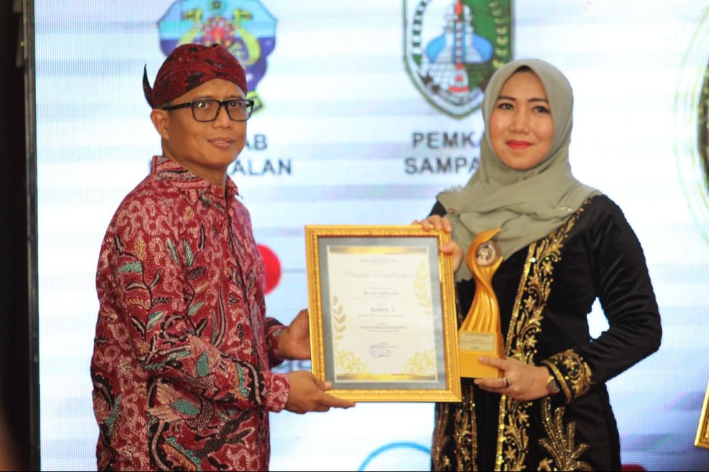 Ini Sosok Ning Lia Istifhama, Tokoh Perempuan Populer Madura Awards ...